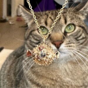 Elegant Gold Fish Pendant Bracelet